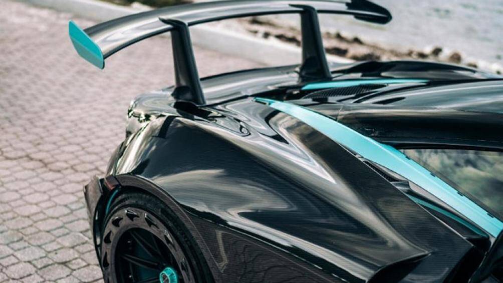 Các bộ phận in 3D xuất hiện bên trong tấm cảm va, ống dẫn khí động học, và liên kết trong bộ cánh gió