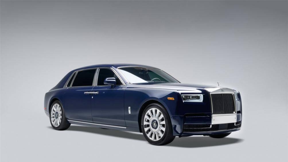 Bên ngoài, chiếc Rolls-Royce Phantom Koa được hoàn thiện với màu sơn xanh dương tối mang tên Packard Blue