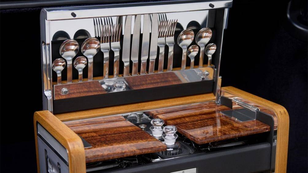 Bộ đồ dùng picnic trong xe bao gồm bộ ly và bình rượu pha lê, bộ dao kéo bằng thép không gỉ, đĩa sứ Wedgwood