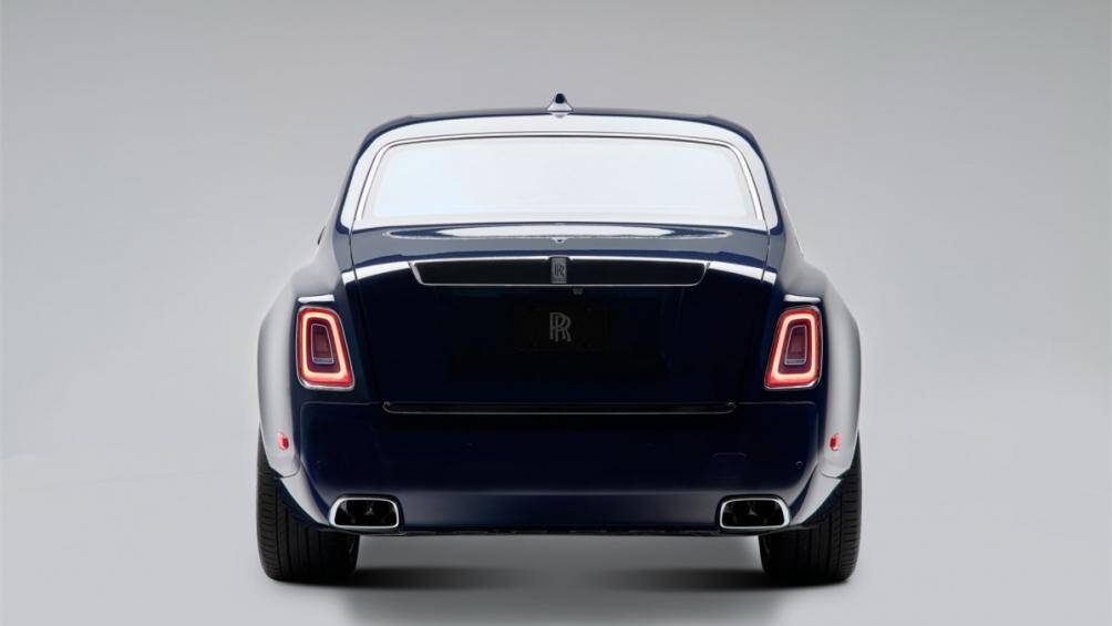 Ngoài ra, ngoại thất cũng có được đường coachline sơn thủ công màu xám (Dove Grey)