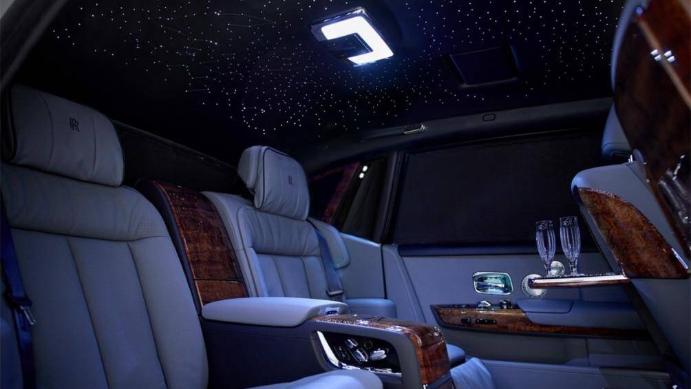 "Bầu trời sao" của chiếc Phantom Koa cũng được thiết kế dựa trên bầu trời đêm của vùng Cleveland, Ohio với 1.420 sợi bóng phát sáng