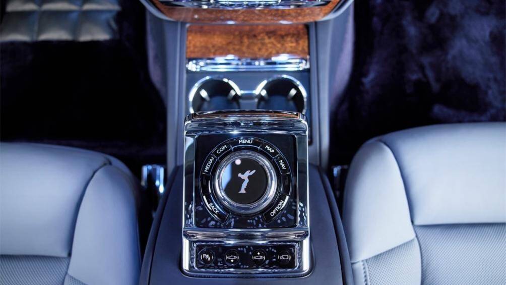 Kết hợp cùng các chi tiết gỗ Koa bên trong khoang lái là da bọc cao cấp màu xám với các đường chỉ khâu và chi tiết màu xanh nước biển