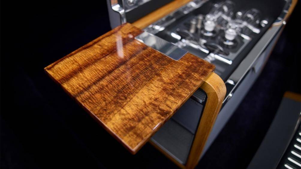 Chiếc xe cũng đi kèm bộ giỏ picnic được chế tác song song bằng gỗ Koa, da yên ngựa, thép không gỉ...