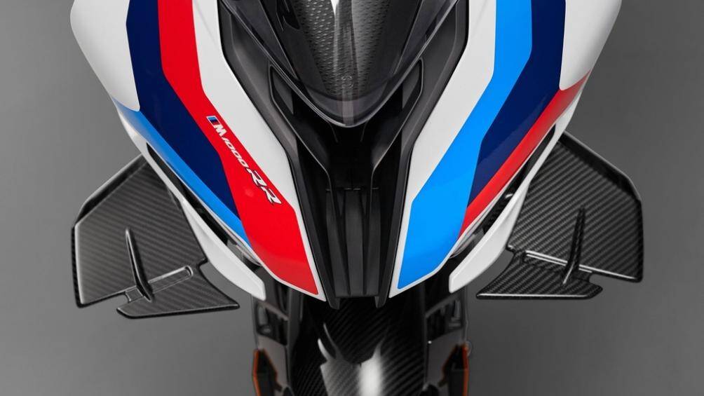 Thêm vào đó, với tùy chọn nâng cấp M Package, chiếc BMW M1000RR sẽ được bổ sung thêm đồng hồ tính giờ vòng đua GPS, ốp yên solo, ốp yếm carbon...