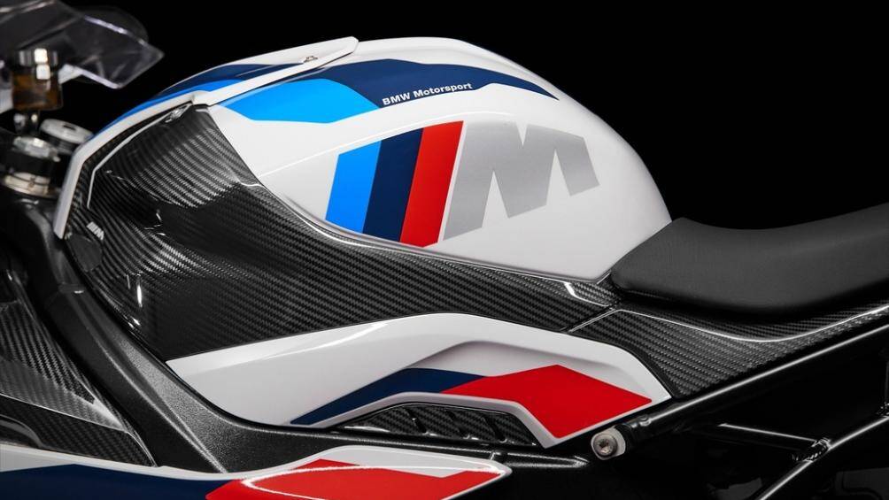 Tại thị trường Ấn Độ, BMW M1000RR phiên bản tiêu chuẩn có giá niêm yết ở mức 4.200.000 Rupee (1,335 tỷ đồng)