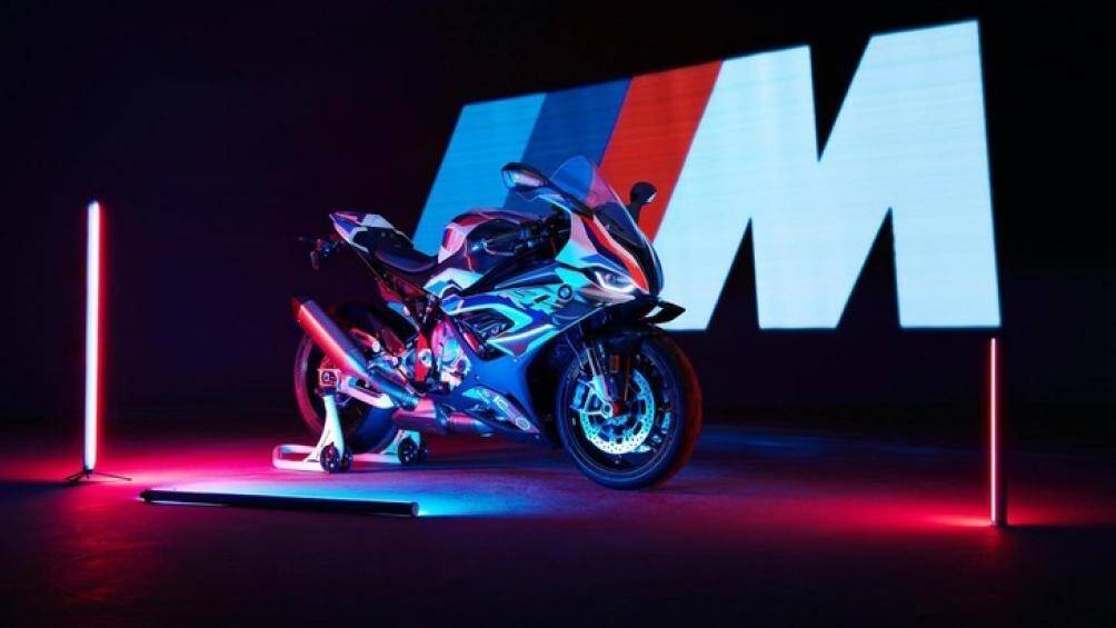 Siêu mô tô BMW M1000RR với hai phiên bản tiêu chuẩn và cao cấp Competition
