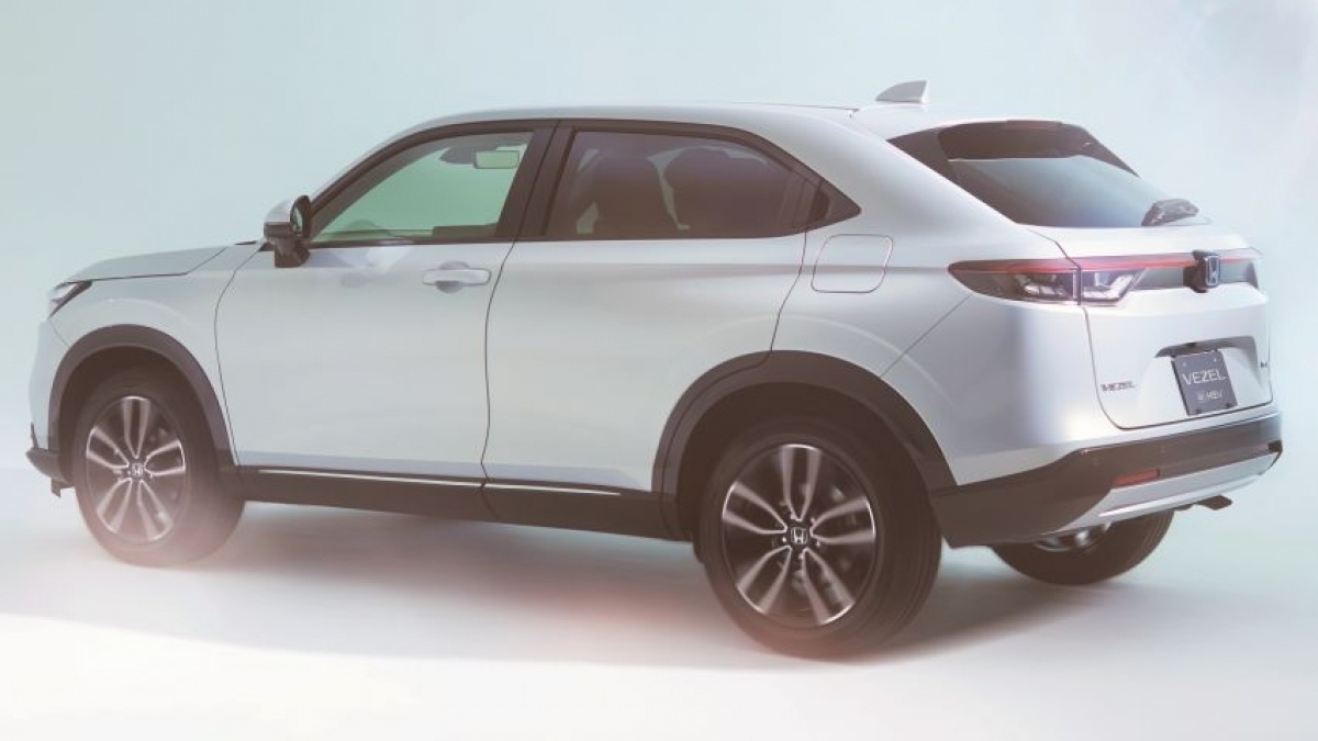 Honda đã theo đuổi thiết kế theo phong cách coupe bằng việc tăng độ gồ lên của kính chắn gió phía sau