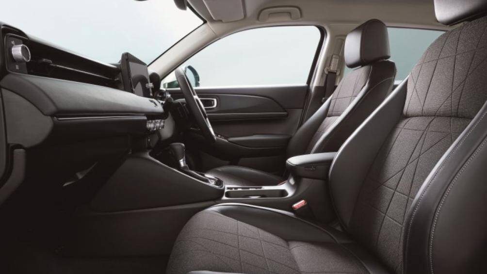 Nhà thiết kế cũng đã bố trí lại các đường cửa chớp và tay nắm cửa của xe