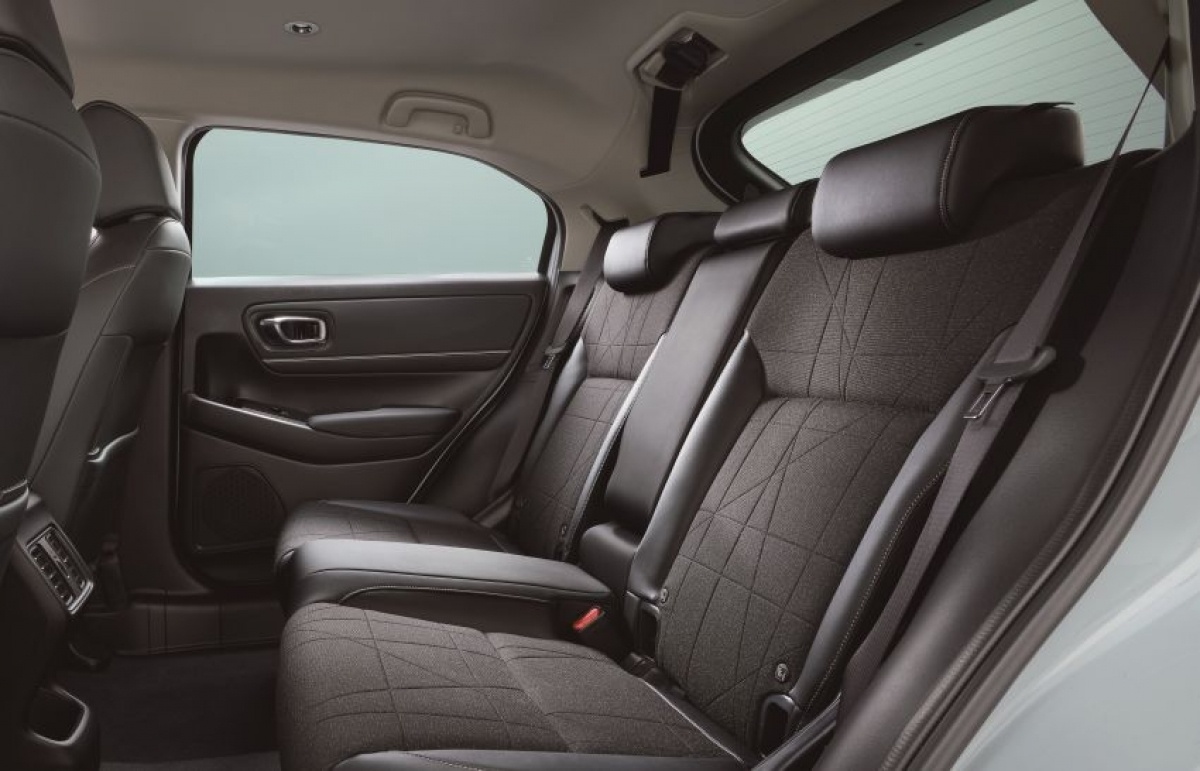 Ghế ngồi phía sau được ngả ra sau để cải thiện sự thoải mái
