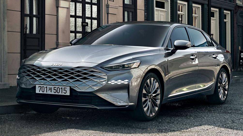 Phần đầu của K8 vẫn giữ lưới tản nhiệt "mũi hổ" không khung viền bao quanh kết hợp với họa tiết mạng kim cương biến đổi đa góc