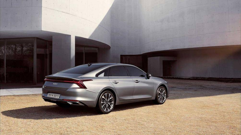 Đuôi xe gây ấn tượng với thiết kế góc cạnh, bộ đôi ống xả kép đặt đối xứng, đèn hậu tích hợp đèn LED và ăng-ten vây cá mập trên nóc