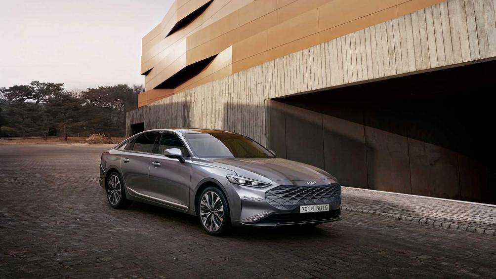 Sau khi ngừng sản xuất mẫu K7, Kia mới đây đã chính thức trình làng mẫu sedan cỡ lớn K8 với kiểu dáng thiết kế hiện đại hơn