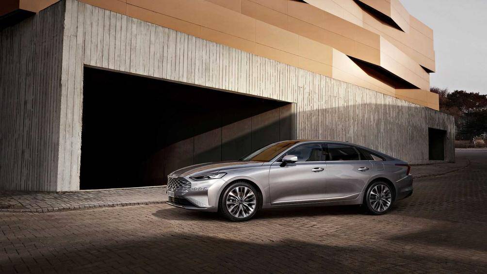 K8 có chiều dài lên tới 5.015mm. Mẫu xe này cũng được xem như một chiếc sedan coupe hay coupe 4 cửa khi mang thiết kế fastback ở phần sau đuôi