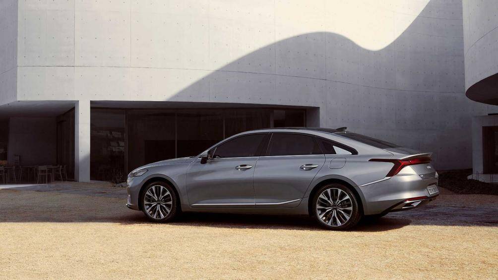 Hãng bắt đầu nhận đặt hàng từ 23/3, giá bán từ 29.000 USD (669 triệu đồng) và đắt nhất 40.900 USD (945 triệu đồng)