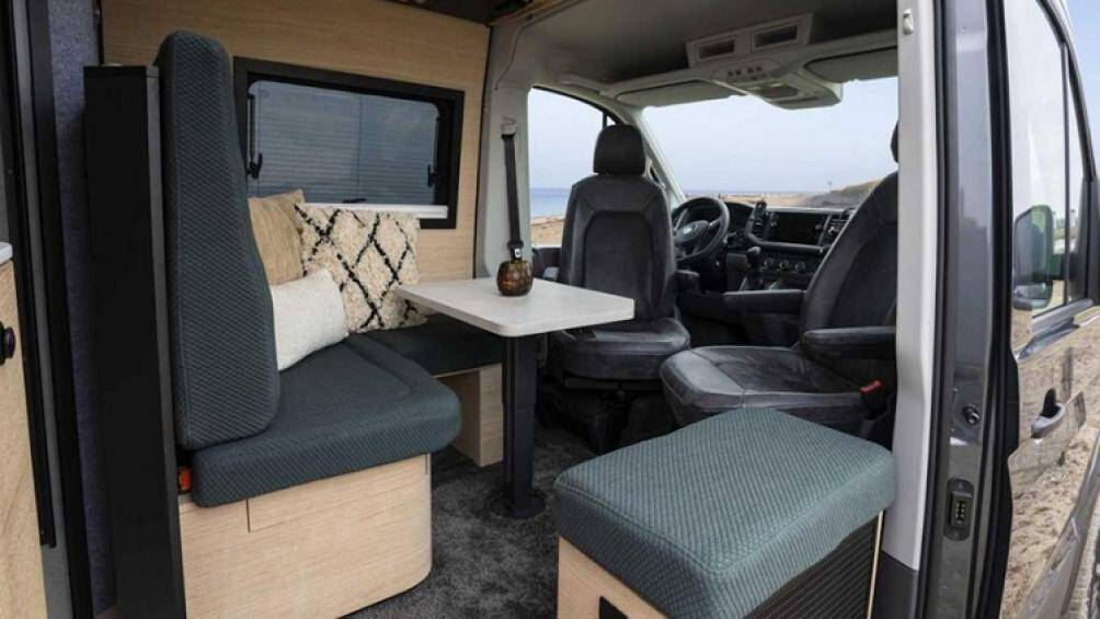 Đặc biệt, chiếc xe của Loef được trang bị các vật dụng nấu ăn hàng đầu như lò nướng, vỉ nướng dạng trượt, nằm ẩn dưới khu vực ghế sofa