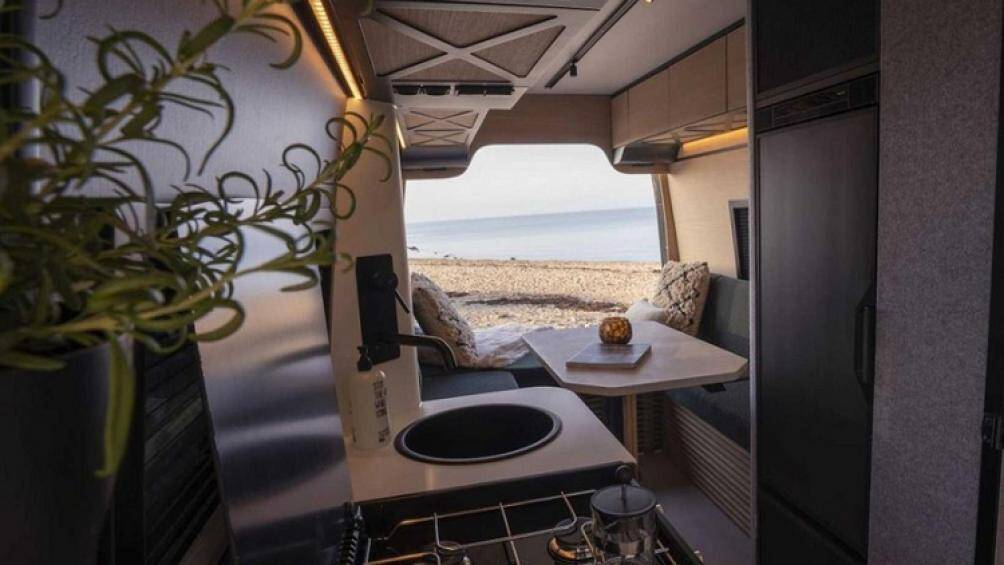 Bên cạnh đó, chiếc xe cũng có một buồng tắm ướt kèm một nhà vệ sinh dạng cassette xả điện, một mái che mưa tích hợp và tủ gương