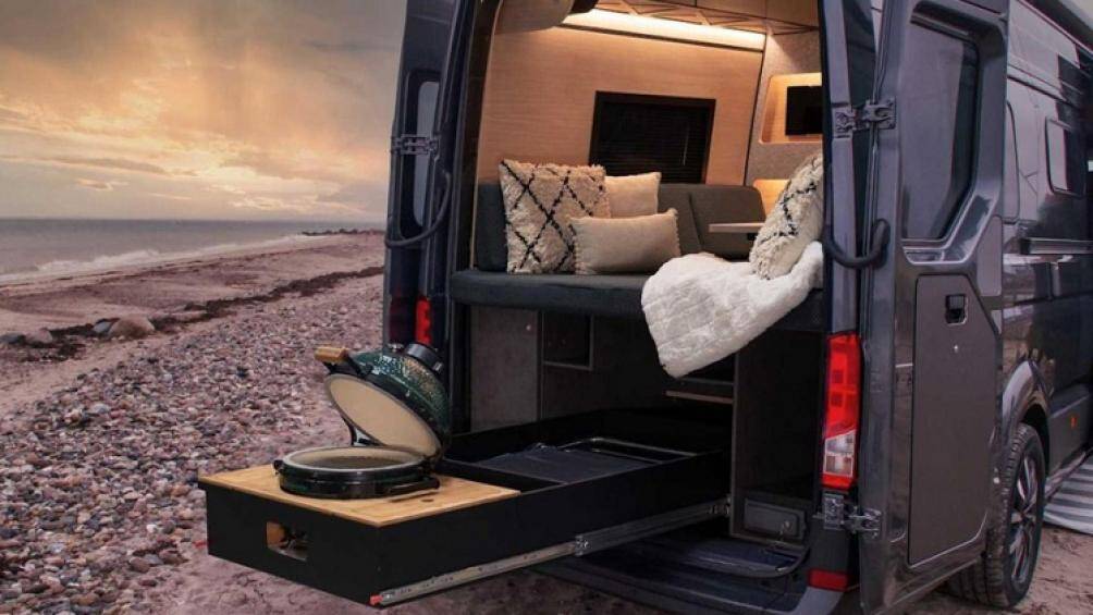 Phần đuôi xe cho phép hành khách tổ chức các bữa ăn uống thân mật. Chỗ ăn còn lại ở phía trước, sử dụng ghế dài và ghế xoay