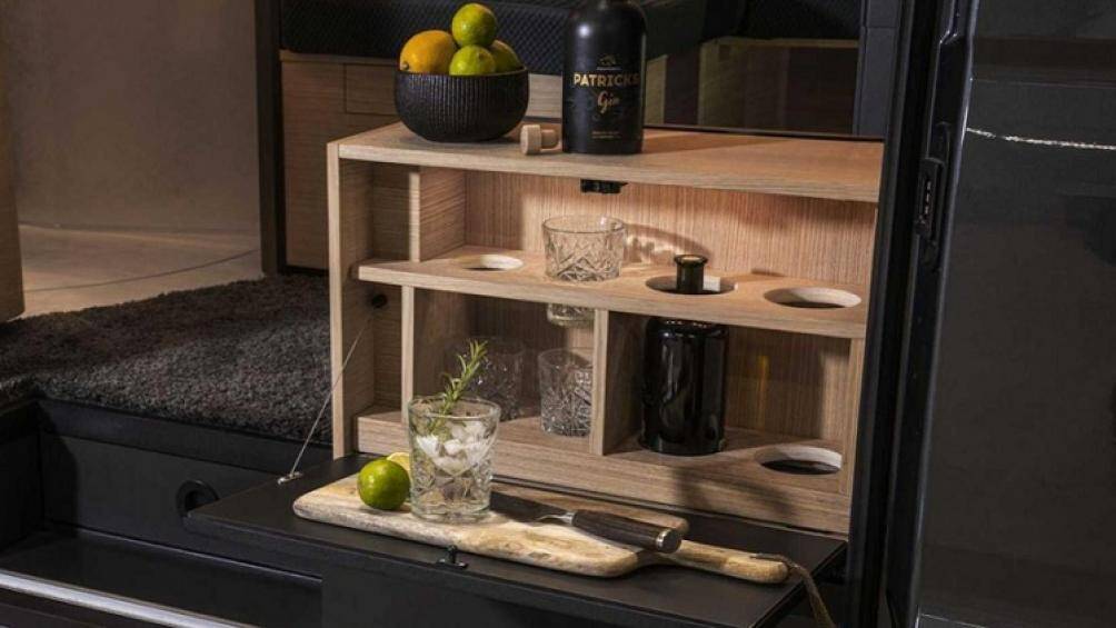 Chiếc xe cắm trại này còn có một tủ đồ có thể chứa 2 chai rượu, 4 chiếc cốc, dụng cụ mở nắp chai và vặn nút chai tiện ích