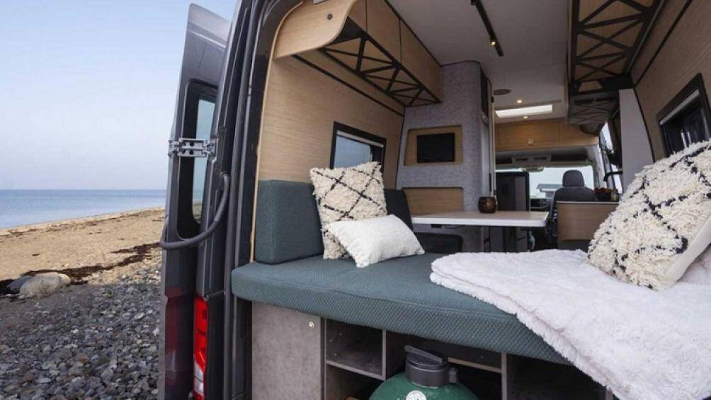 Cả hai khu vực ăn uống đều có thể chuyển đổi thành giường ngủ, một cái lớn ở phía sau và một cái nhỏ hơn ở phía trước