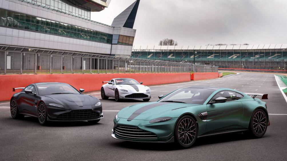 Aston Martin sẽ bán ra phiên bản đặc biệt này ở cả cấu hình Coupe và Roadster. Giá bán khởi điểm của mẫu xe này ở mức 142.000 bảng Anh