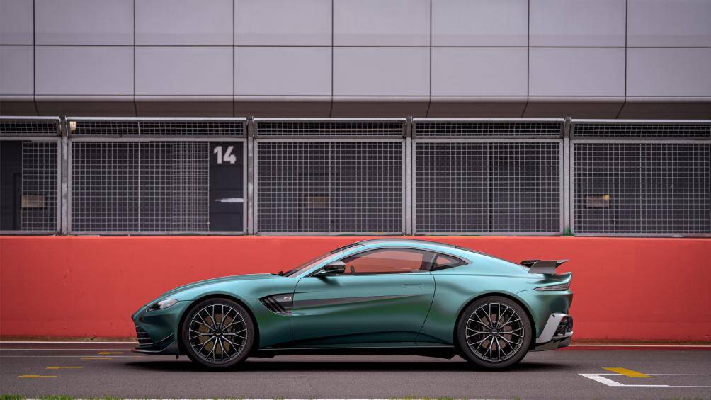 Ngoài ra, logo F1 cũng được trang bị thêm hai bên thân xe trong khi phía trước, lưới tản nhiệt sử dụng loại lưới không viền mới