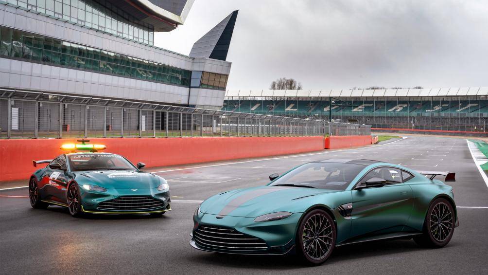 Aston Martin bán ra Vantage F1 Edition với màu sơn tiêu chuẩn là Aston Martin Racing Green, giống chiếc xe họ sử dụng ở giải đua này