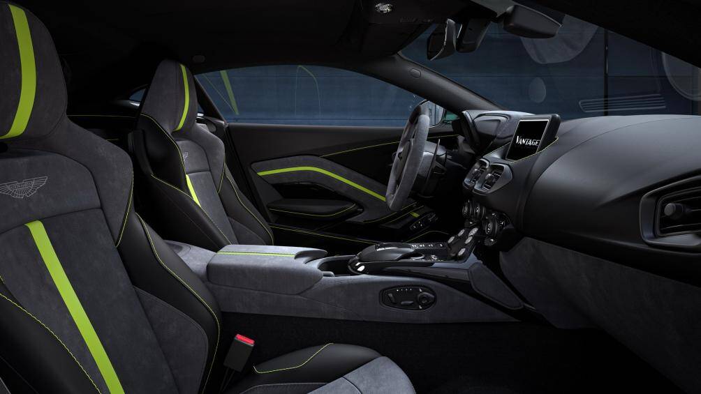 Khoang lái của Vantage F1 Edition được bọc da màu đen kết hợp cùng vật liệu Alcantara màu xám cùng các đường nét xanh lá nổi bật