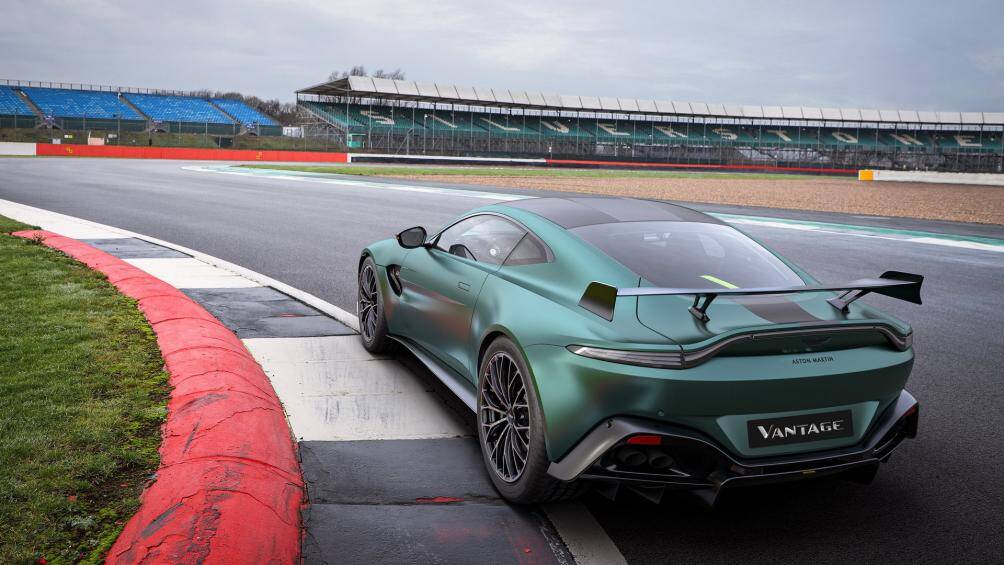 Bên dưới nắp ca-pô, Aston Martin Vantage F1 Edition vẫn được trang bị khối động cơ V8 tăng áp kép M178 quen thuộc