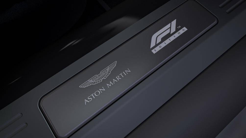 Ở bệ cửa, logo Aston Martin và tên bản đặc biệt "F1 Edition' sẽ được khắc trên một tấm kim loại