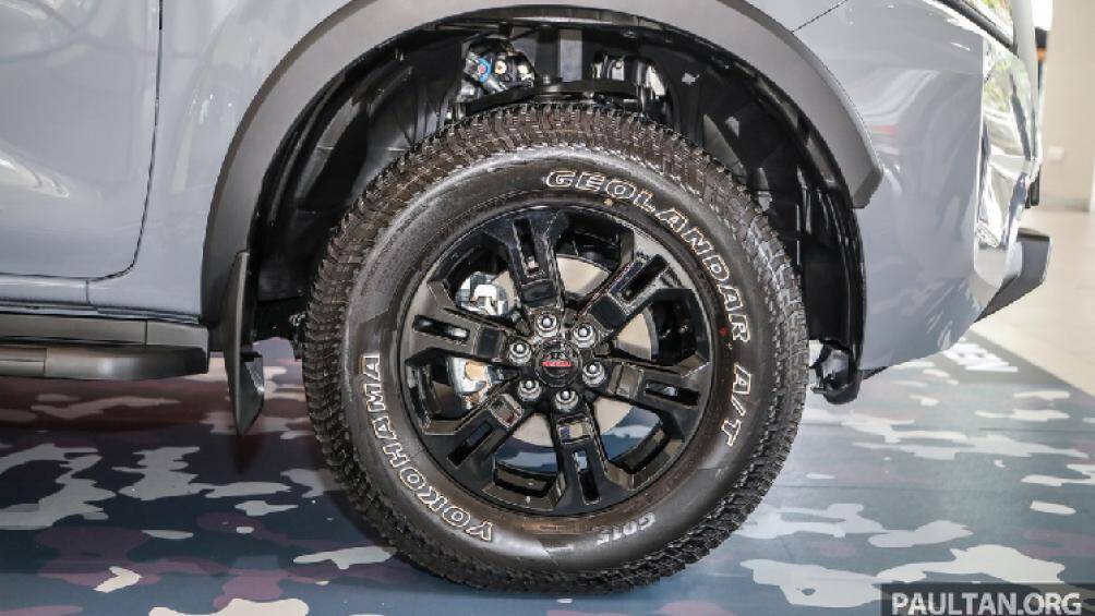 Xe còn có 4 móc hành lý có thể di chuyển và một thang phụ. Bộ mâm hợp kim sơn đen, 17 inch, đi kèm với lốp địa hình