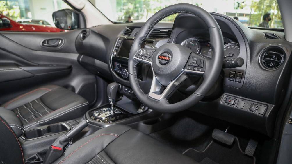 Bên trong, xe sở hữu vô lăng 3 chấu mới, mặt đồng hồ analog kết hợp với màn hình thông tin TFT 3D 7 inch, màn hình giải trí cảm ứng 8 inch