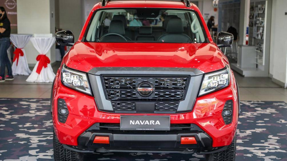 Cản trước cũng được làm lại, tích hợp ốp đèn sương mù, có tấm chắn gầm bên dưới và tời kéo, nắp capo được thiết kế gân guốc