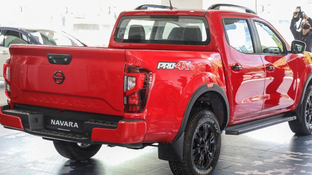 Về mặt an toàn, Nissan Navara Pro-4X có phanh khẩn cấp tự động, cảnh báo chệch làn đường, giám sát điểm mù, cảnh báo phương tiện cắt ngang, 6 túi khí