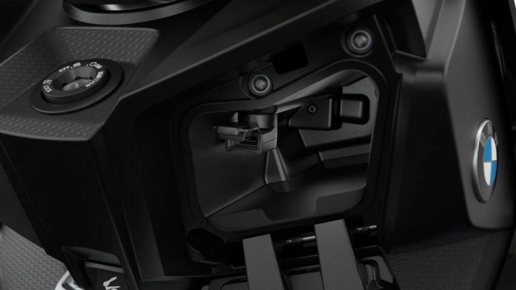 Ngăn chứa đồ phía trước có thêm ổ cắm sạc USB cùng ổ cắm điện 12V