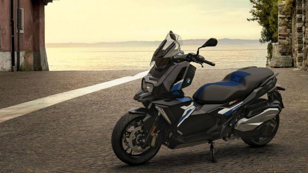 Tại Việt Nam, phiên bản 2018 của cả 2 mẫu xe tay ga này đang được phân phối chính hãng với giá bán lần lượt là 289 và 319 triệu đồng