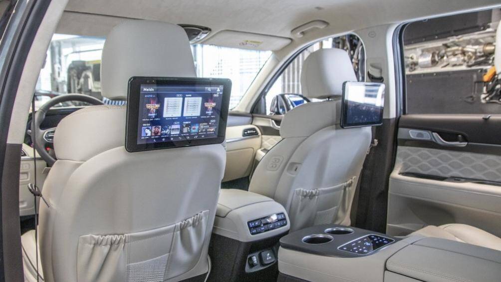 Hàng ghế thứ 2 dành cho hành khách khá tiện nghi với bảng điều khiển riêng, giữa 2 ghế được ngăn cách bởi bệ tỳ tay