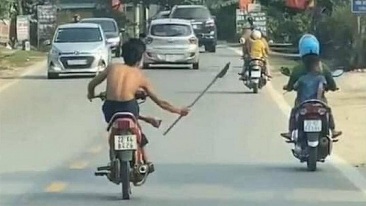 Triệu tập thanh ni&ecirc;n cầm dao tự chế, điều khiển xe bằng ch&acirc;n tr&ecirc;n QL2