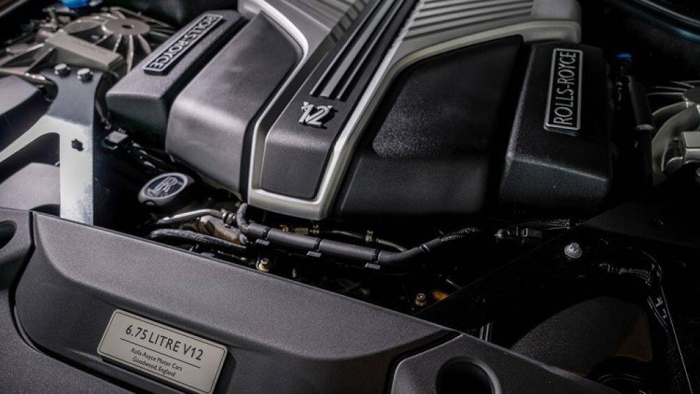 Cả 2 biến thể của Rolls-Royce Ghost mới được trang bị động cơ V12 tăng áp kép 6.75L, công suất tối đa đạt 563 mã lực
