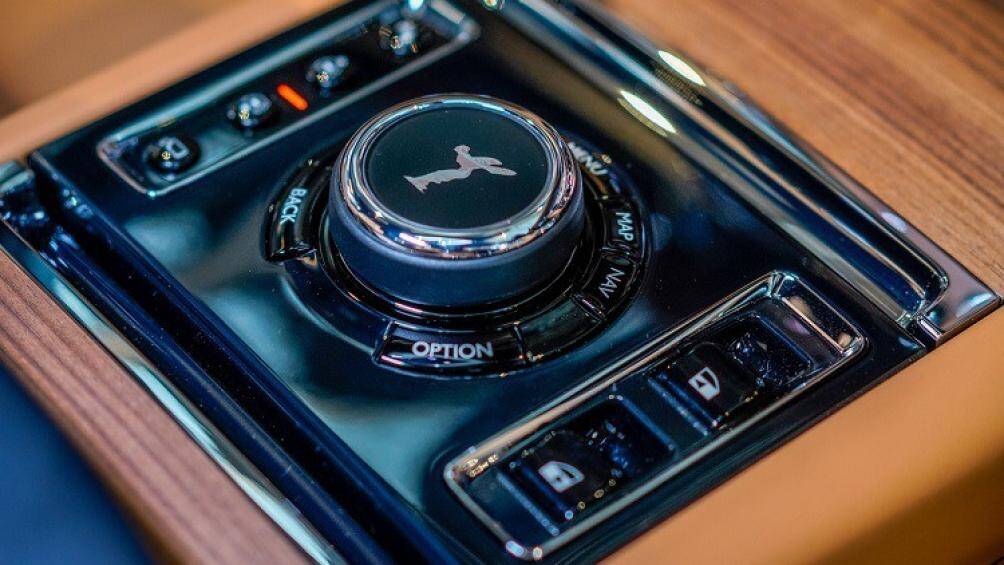 Các tính năng an toàn trên xe như hiển thị vận tốc trên kính lái HUD, cảnh báo va chạm, cảnh báo lệch làn, cảnh báo điểm mù...