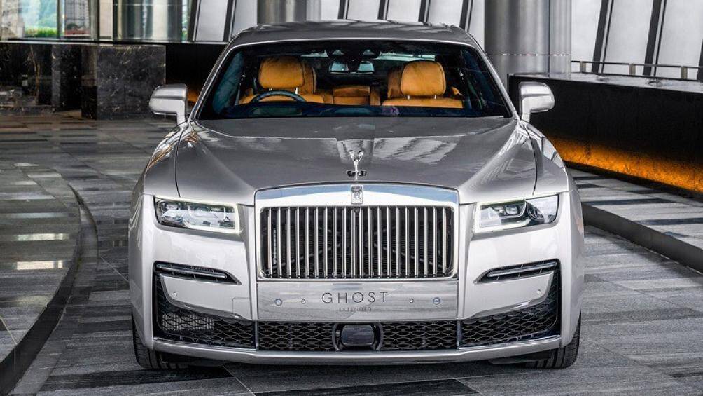 Phần đầu xe hiện đại và sắc sảo hơn với lưới tản nhiệt Phanteon phát sáng và cụm đèn trước công nghệ laser, thân xe có đường gân dập nổi mềm mại