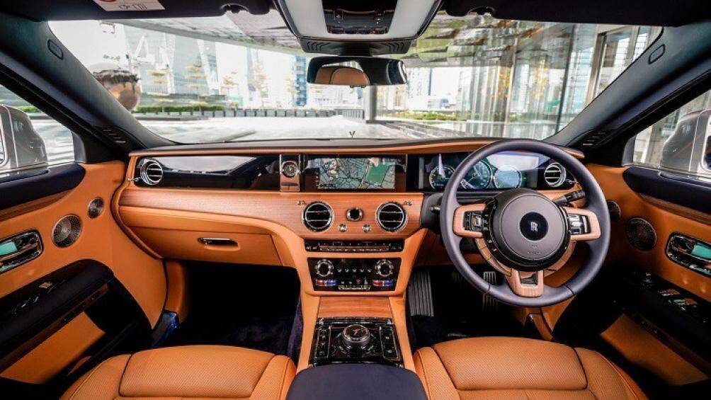 Ở bên trong cabin sử dụng vật liệu chủ yếu là gỗ, da và kim loại cao cấp để tối đa hóa tính sang trọng cho Ghost