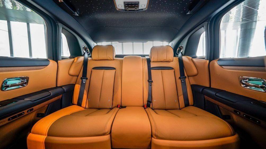 Rolls-Royce cho biết Ghost mới được "bao bọc" bởi 100 kg vật liệu cách âm, kết hợp cùng khung gầm mới và hệ thống treo khí nén nâng cấp