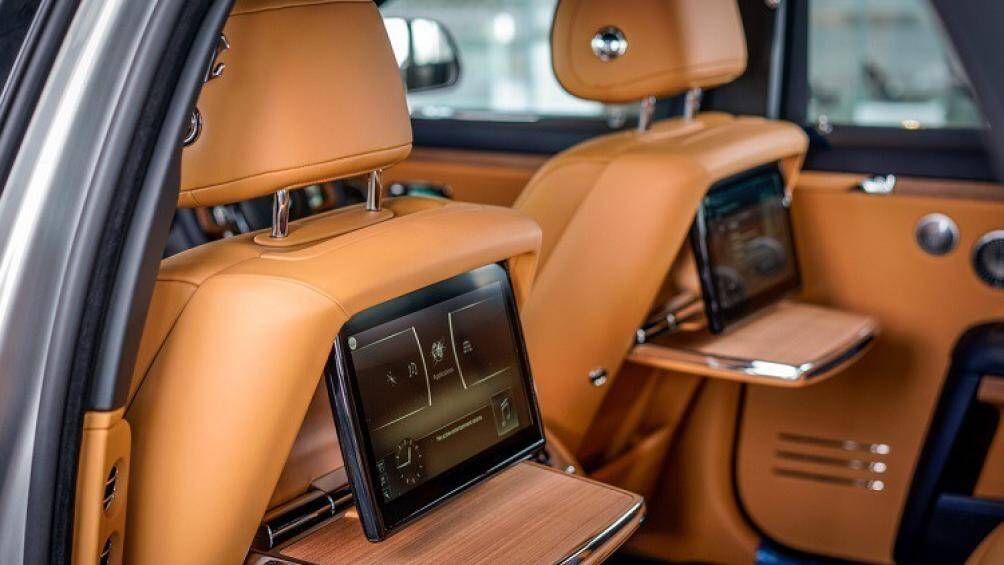 Những trang bị cao cấp khác như hệ thống âm thanh cao cấp 18 loa công suất 1.300 watt, điều hòa tích hợp bộ lọc nano, tủ lạnh chứa rượu champagne...