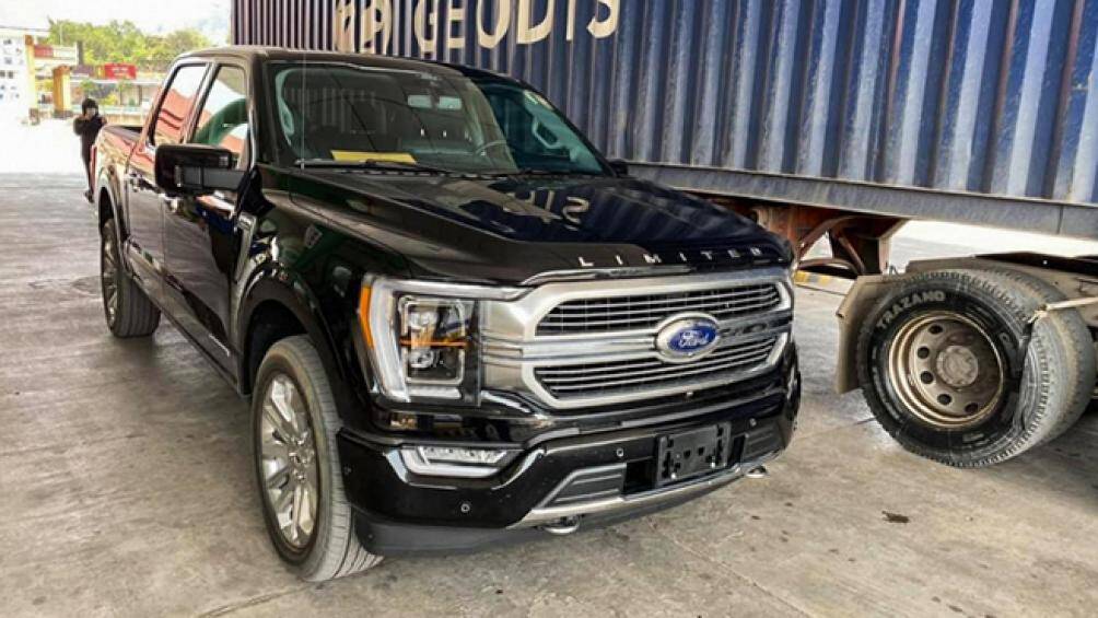 Chiếc Ford F-150 thế hệ mới đầu tiên được đưa về Việt Nam chỉ sau 6 tháng ra mắt tại Mỹ và được nhập khẩu thông qua một showroom tư nhân