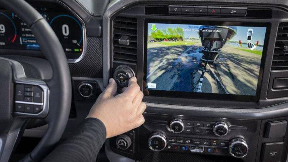 Bảng đồng hồ kỹ thuật số 4 inch đặt giữa 2 đồng hồ analog là mặc định. Tùy chọn cao hơn có thể nới rộng lên 12,3 inch, bên phải là màn cảm ứng trung tâm 12 inch