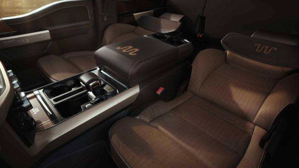 Ford còn cung cấp tùy chọn ghế Max Recline có khả năng ngả gần phẳng cùng lưng và đệm ghế tự chỉnh lại tương tự ghế trên cabin hạng nhất máy bay