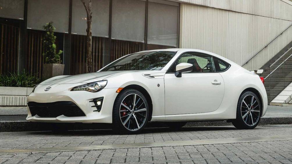 6. Toyota GT86: Đây là một mẫu xe thể thao dễ tiếp cận, do ngừng sản xuất vào năm 2019 nên hiện tại không còn nhiều xe mới tại đại lý