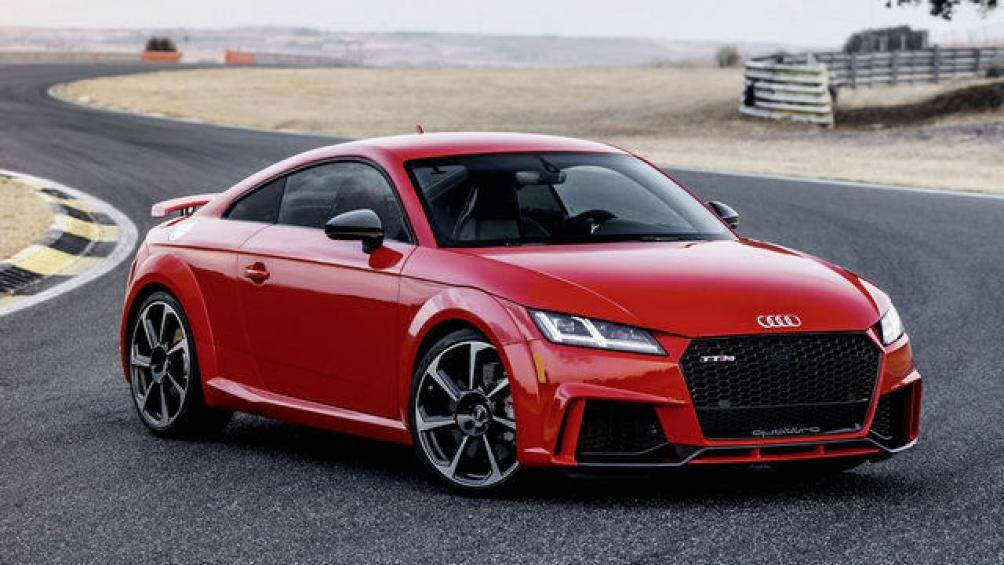 9. Audi TT: Mẫu xe thể thao này đã cải thiện được phản hồi điều khiển và khả năng tăng tốc nhờ vào động cơ công suất 306 mã lực