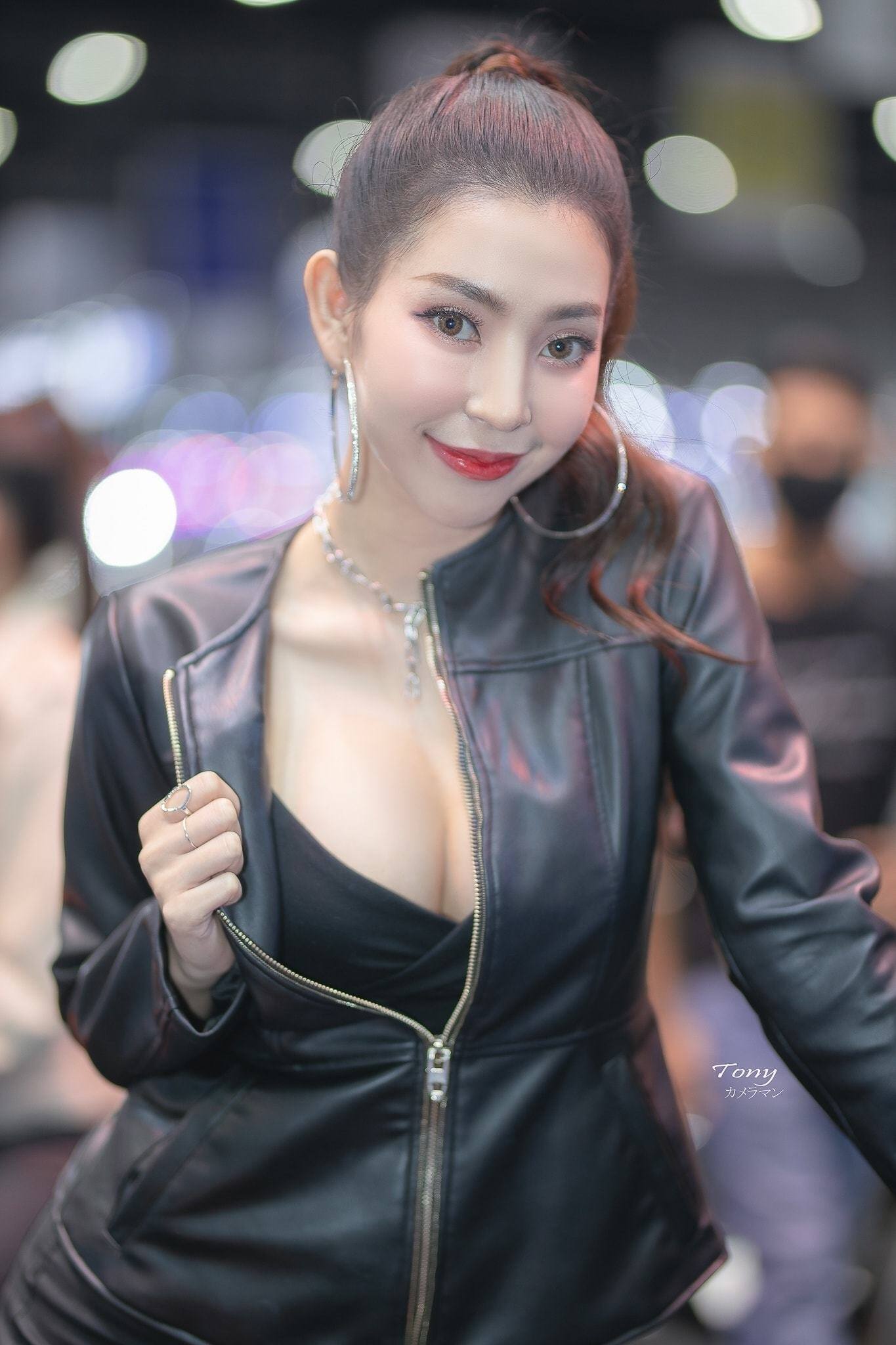 Cô sở hữu khuôn mặt xinh đẹp, quý phái