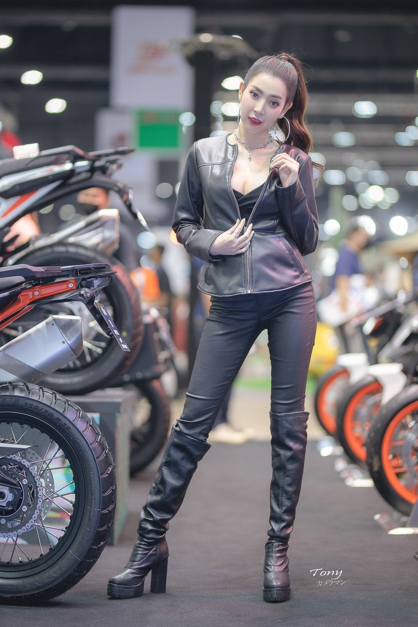 Đôi chân dài miên man cùng những đường cong quyến rũ, Kamonchat Promma là tâm điểm của những tay máy săn ảnh